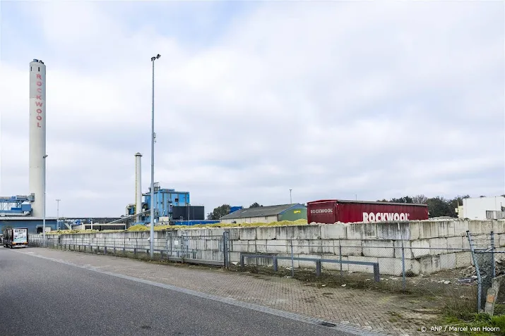 nachtploeg steenwolproducent rockwool legt woensdag het werk neer