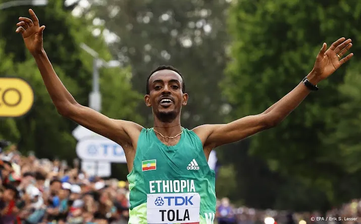 nageeye haalt finish niet in marathon wk zege ethiopier tola