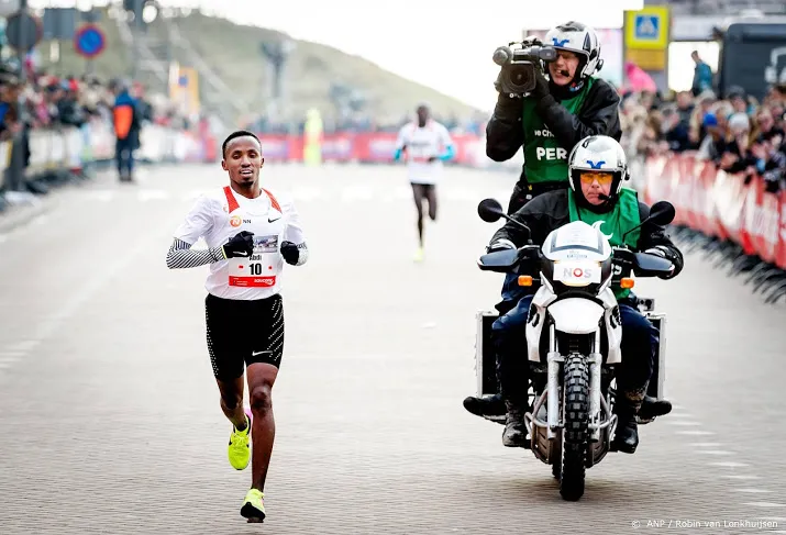 nageeye verpulvert nederlands record marathon