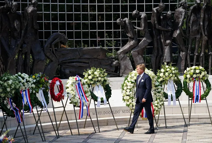 nationale herdenking bij indisch monument in klein gezelschap
