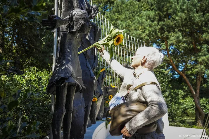 nationale herdenking einde woii voor het eerst s avonds