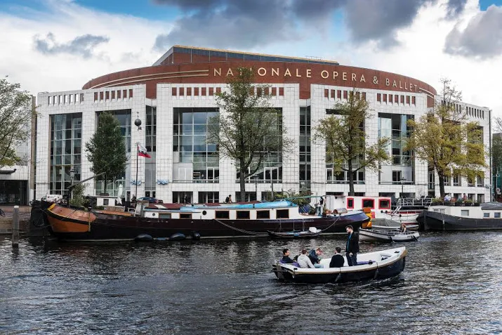 nationale opera verkoopt 4000 kostuums