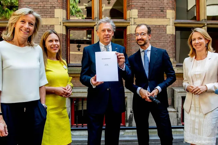 natuurmonumenten diepe buiging en enthousiast