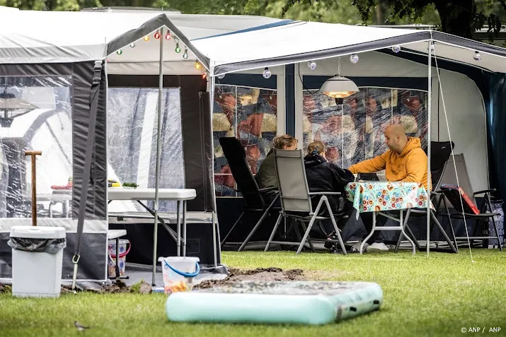 nbtc nederlanders kiezen minder vaak voor vakantie in eigen land