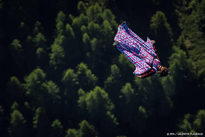 nederlander komt om bij basejumpen met wingsuit in zwitserland