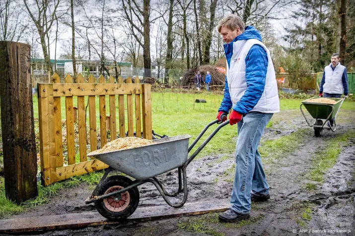 nederlanders als vrijwilliger aan de slag tijdens nldoet