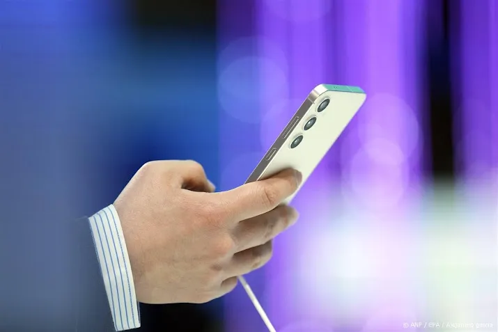 nederlanders bellen steeds minder met mobiele telefoon