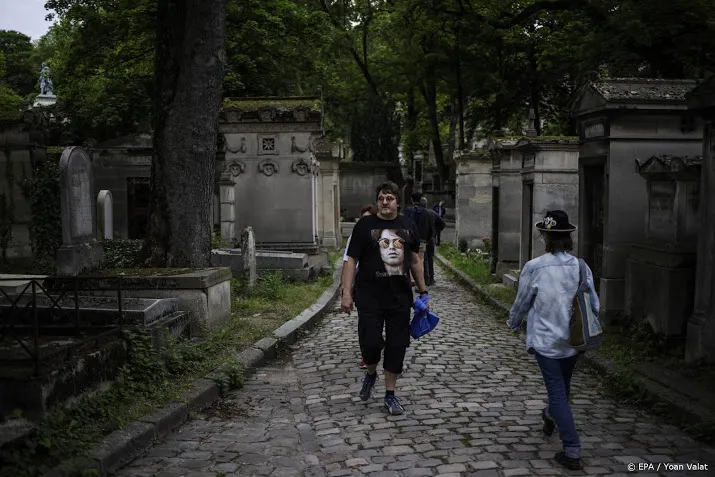 nederlanders eren jim morrison bij zijn graf 50 jaar na zijn dood