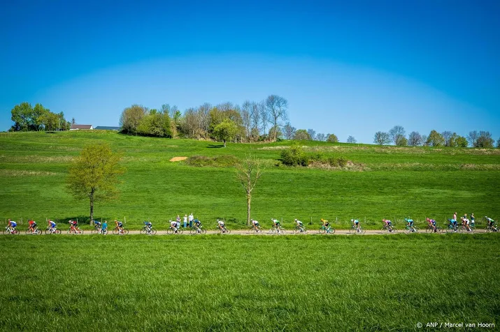 nederlanders fietsen tour van 2000 kilometer