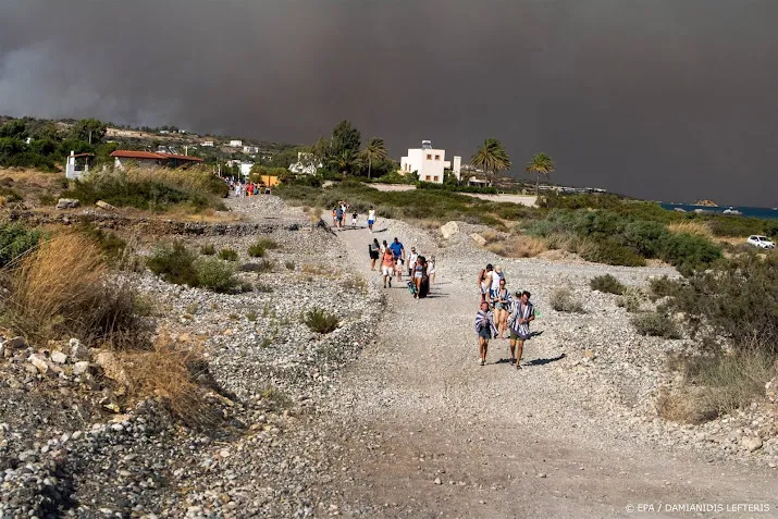 nederlanders getroffen door bosbranden op rhodos