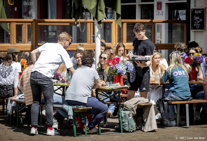 nederlanders geven meer uit in horeca dan voor corona
