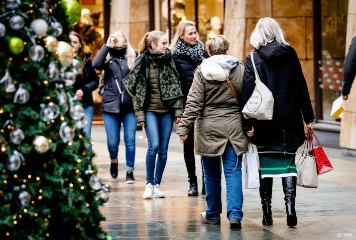 nederlanders massaal aan het shoppen op maandag