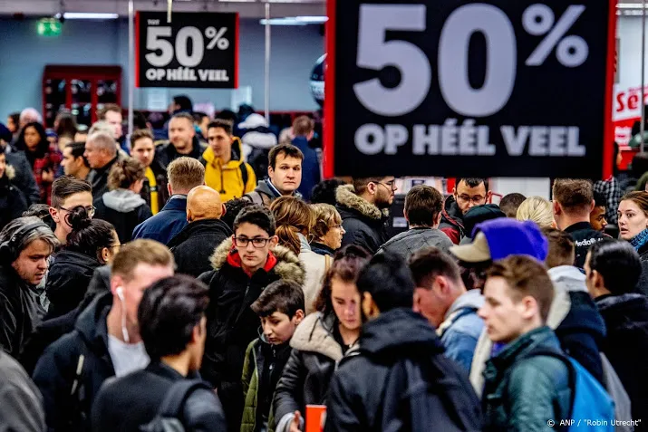 nederlanders massaal op zoek naar koopjes