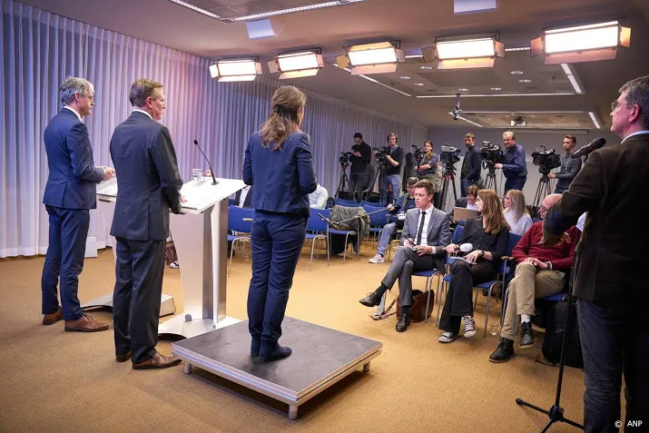 nederlanders massaal voor de buis voor laatste coronanieuws