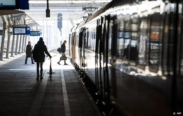 nederlanders reisden in 2021 minder door coronacrisis