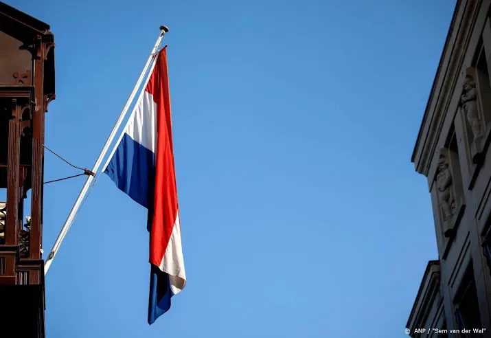 nederlanders schaffen massaal rood wit blauwe vlag aan