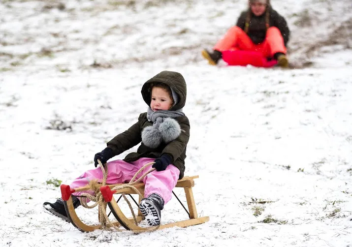 nederlanders slaan schaatsen en sleeen in voor winterse weer