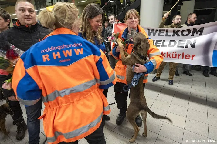 nederlands team met hulphonden staat paraat na nieuwe aardbeving