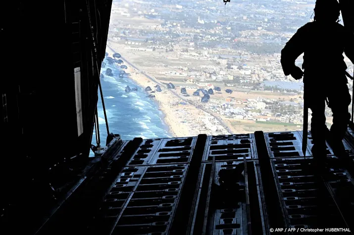 nederlands transportvliegtuig gooit voedsel af boven gaza