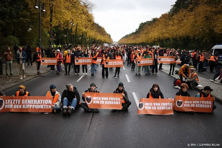 nederlandse activisten opgepakt tijdens bezetting berlijnse weg