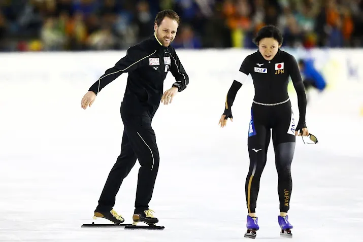 nederlandse coach van japanse schaatsploeg loopt corona op