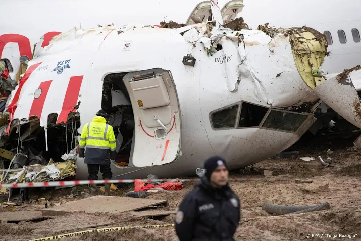 nederlandse copiloot gewond bij vliegtuigcrash istanbul