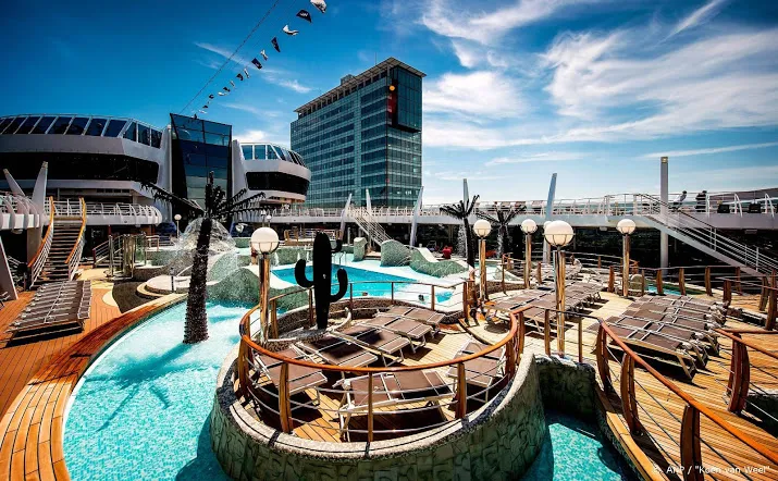 nederlandse cruisegangers in marseille woensdag per bus naar huis