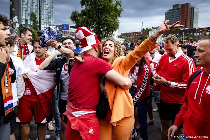 nederlandse en poolse fans vieren feest in rosse buurt hamburg