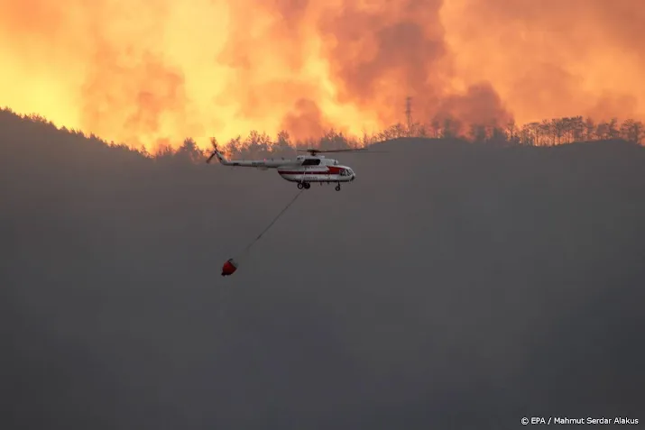 nederlandse helikopters klaar met blussen bosbranden in albanie