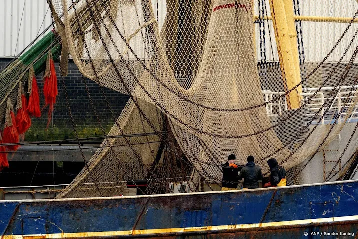 nederlandse kotters mogen toch rond frankrijk blijven vissen