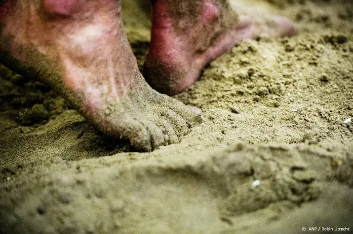 nederlandse oorlogsveteraan voltooit monstertocht op blote voeten