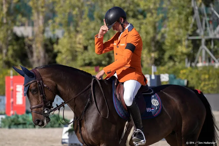 nederlandse springruiters naast het podium in mechelen