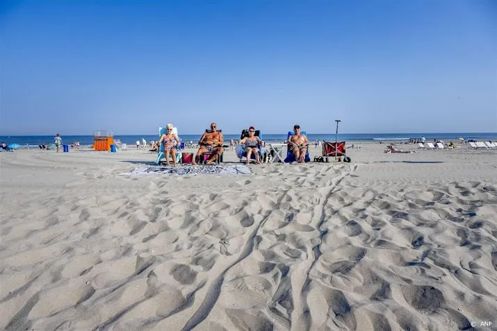 nederlandse stranden zijn druk gemeenten roepen op kom met ov
