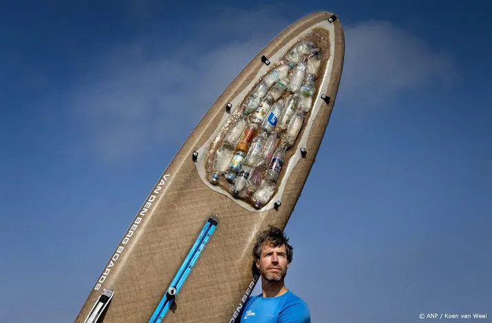 nederlandse surfer gaat naar parijs om statiegeld te promoten