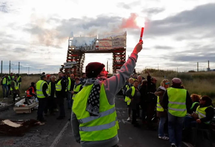 nederlandse trucker steekt auto activist aan