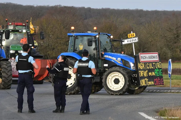 nederlandse vrachtwagens rijden om door wegblokkades frankrijk