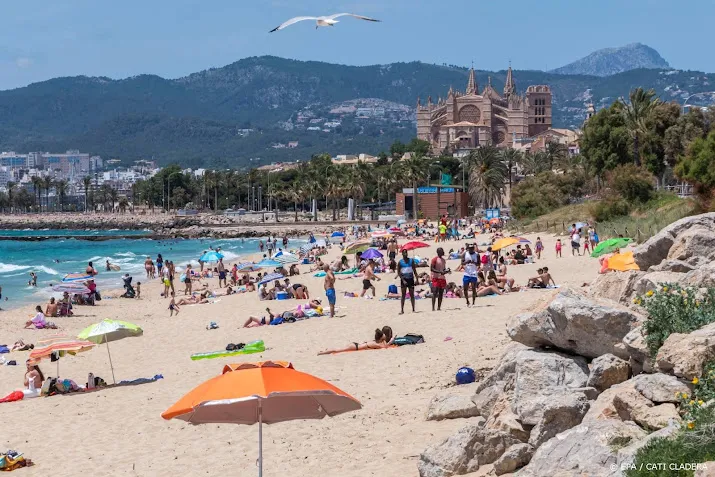 nederlandse vrouw 28 overleden na val uit raam op mallorca