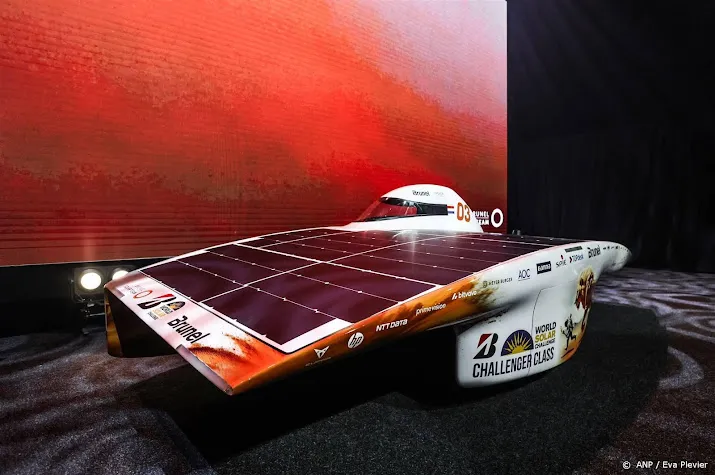 nederlandse zonneautos beginnen aan race door australie