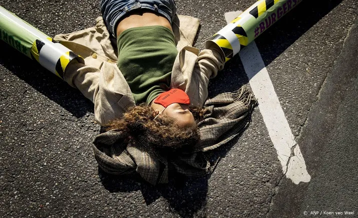 negen klimaatactivisten opgepakt bij wegblokkades utrecht