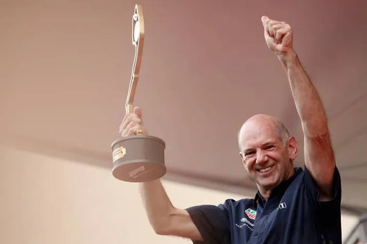 newey neemt het op voor verstappen