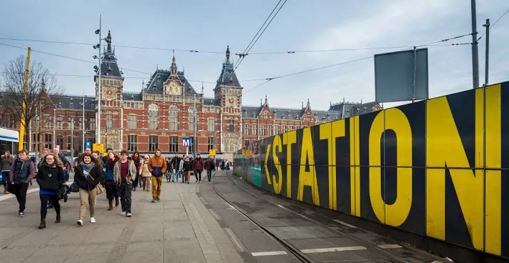nieuw plein aan ijzijde amsterdam cs
