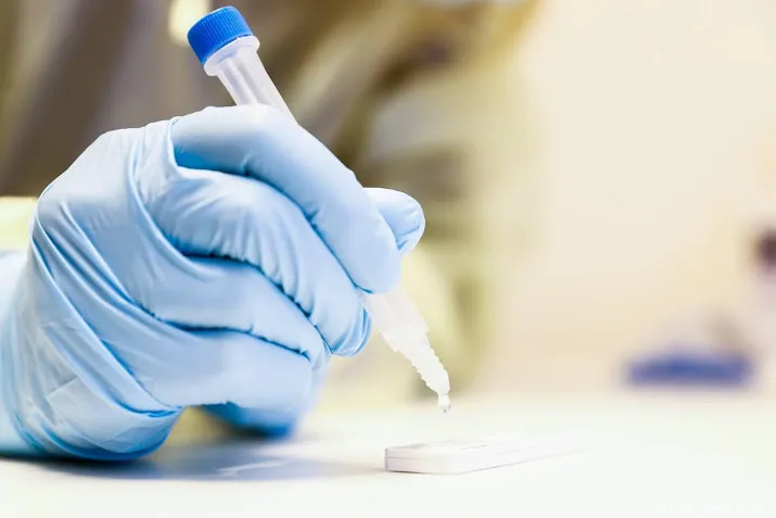 nieuw record 8764 positieve tests in een etmaal