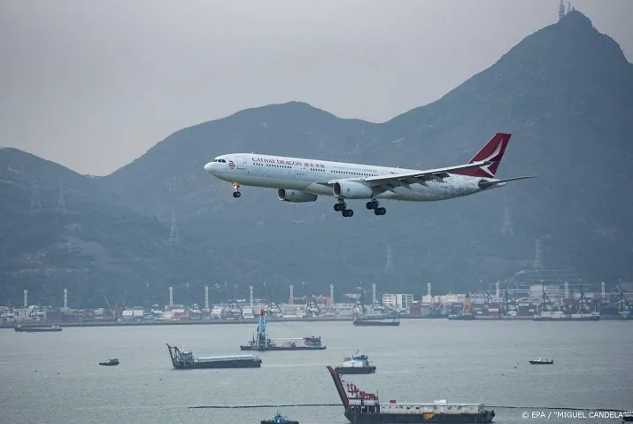 nieuw winstalarm cathay pacific om protesten