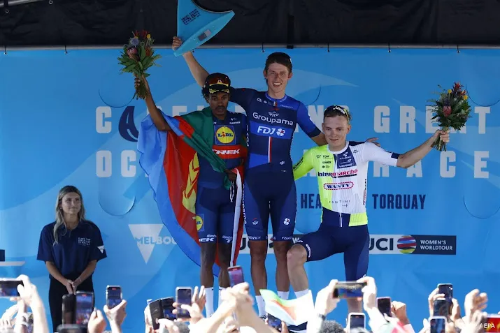 nieuw zeelander pithie wint cadel evans great ocean road race