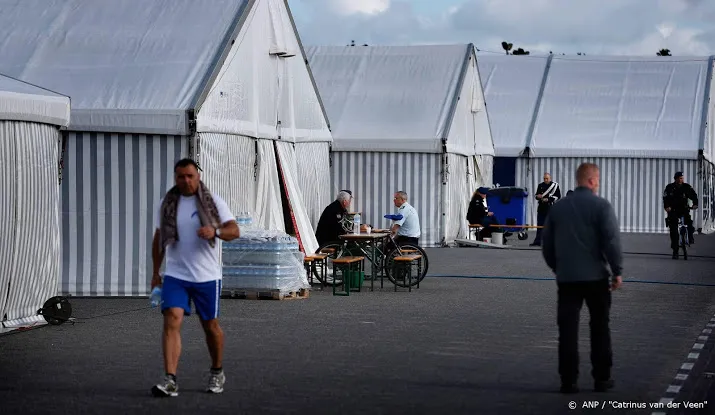 nieuwe asielzoekers voorlopig opgevangen in kazerne in groningen