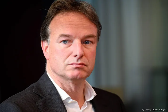 nieuwe baas ing begint aan zijn job