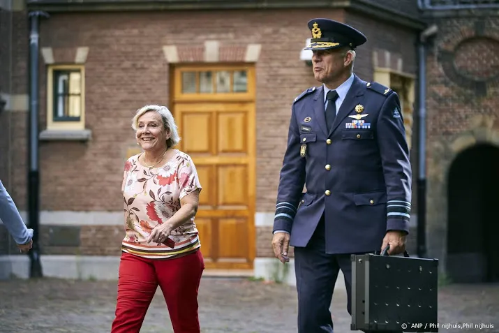 nieuwe baas van krijgsmacht geinstalleerd