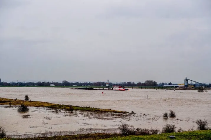 nieuwe hoogwatergolf op grote rivieren
