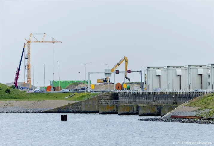 nieuwe spuisluizen afsluitdijk vertraagd door duikongeval