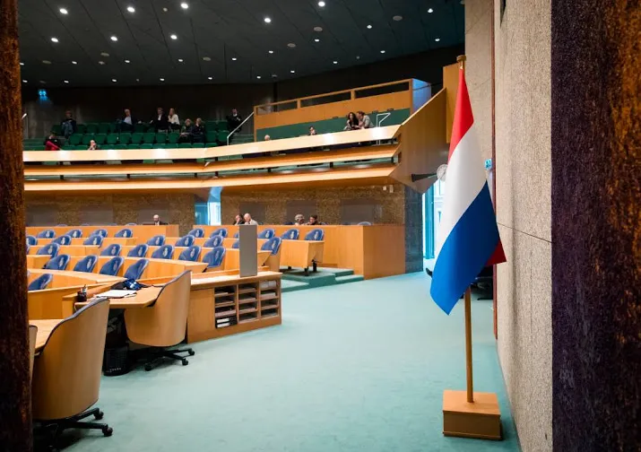 nieuwe vlag met grandeur voor tweede kamer